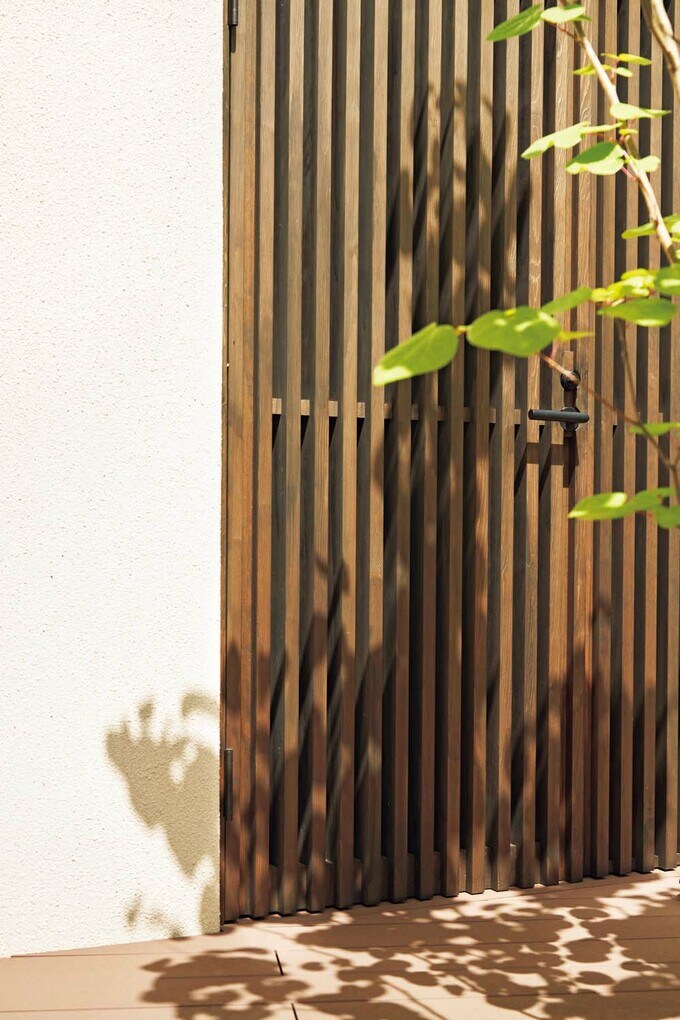 中庭から駐車場につながる扉