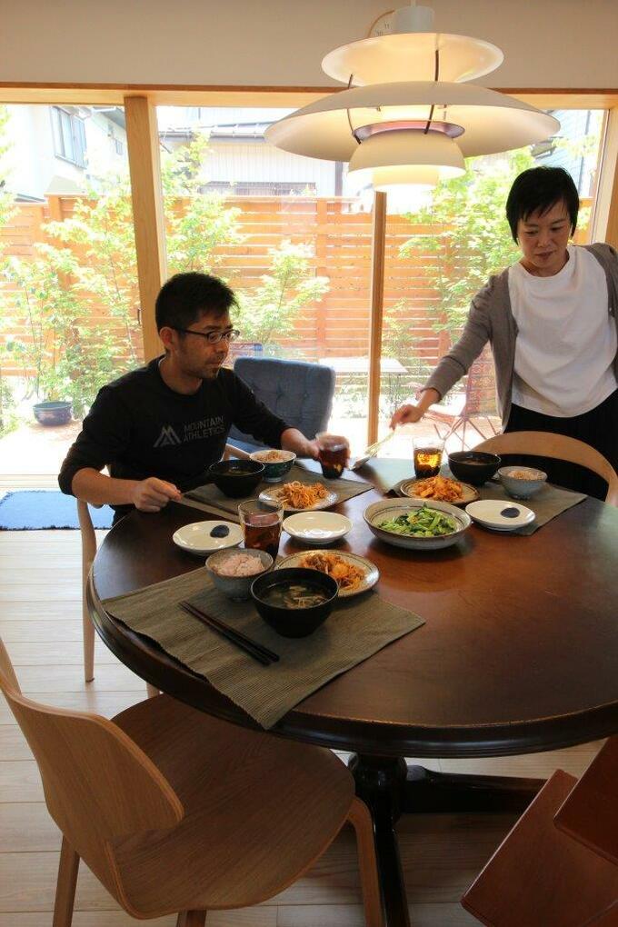 在宅ワーク中の昼食を楽しむ二人