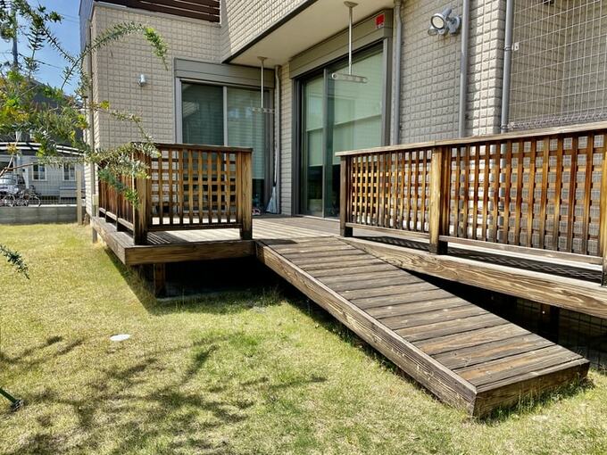 スロープ付きの木製ウッドデッキ