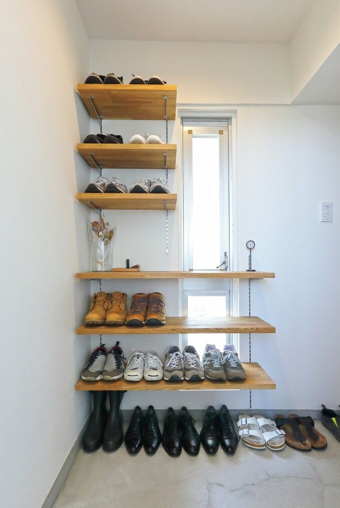 玄関正面には可動棚を設置して靴を収納