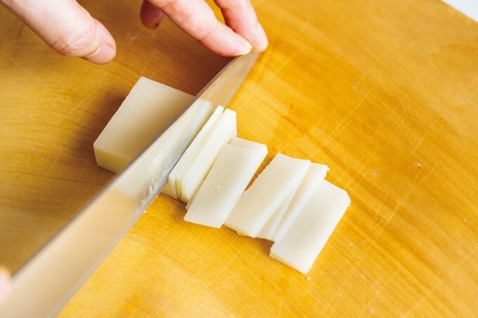 おもちをスライスする様子