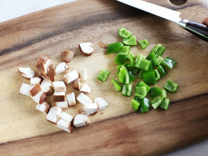 切ったシイタケとピーマン