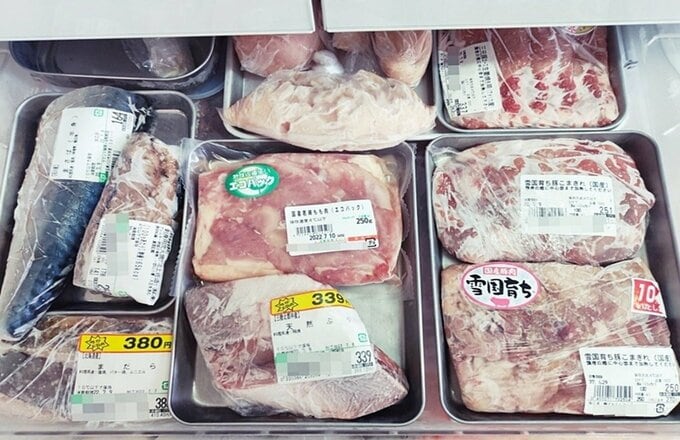 冷蔵庫の中に肉を入れている様子