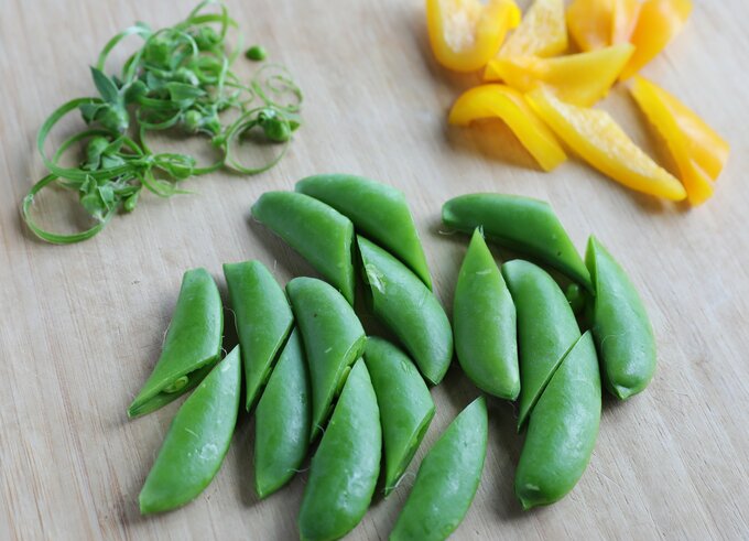 スナップエンドウ、パプリカを切る