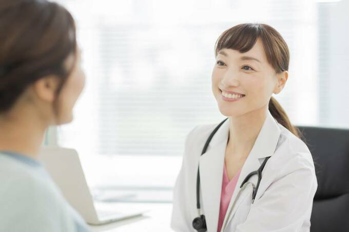 白衣を着た女性