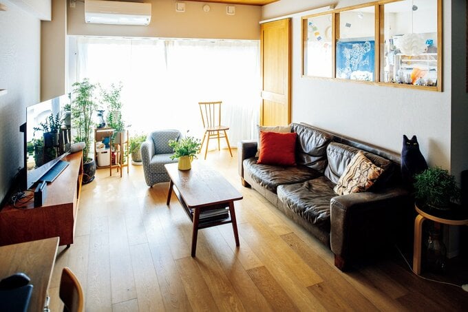 自然光がたっぷり降り注ぐリビング