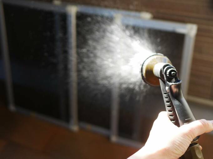 ホースなどを使って網戸全体を濡らす