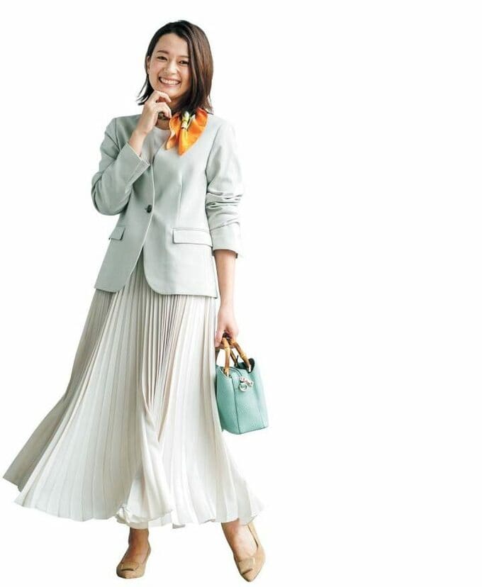 白スカートの女性