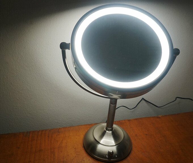 LEDライトつき拡大鏡(メイクミラー)
