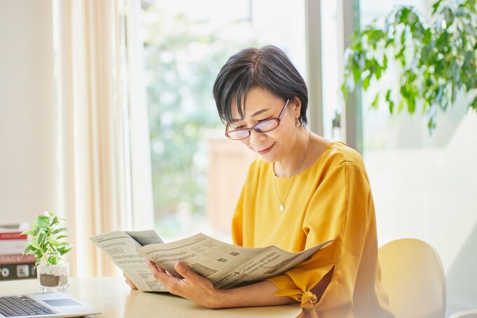 新聞を読む女性