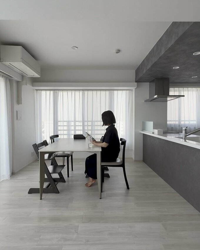 リビングでイスに座る女性