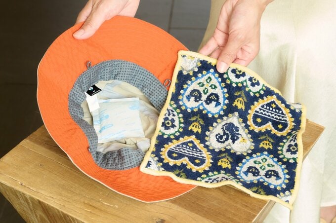 帽子の中に保冷剤を入れ、その上からタオルをかぶせ、帽子をかぶるとひんやり、汗もかきにくくなる