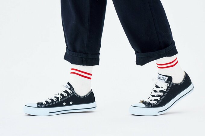 黒スニーカーとラインソックスを履いた足元