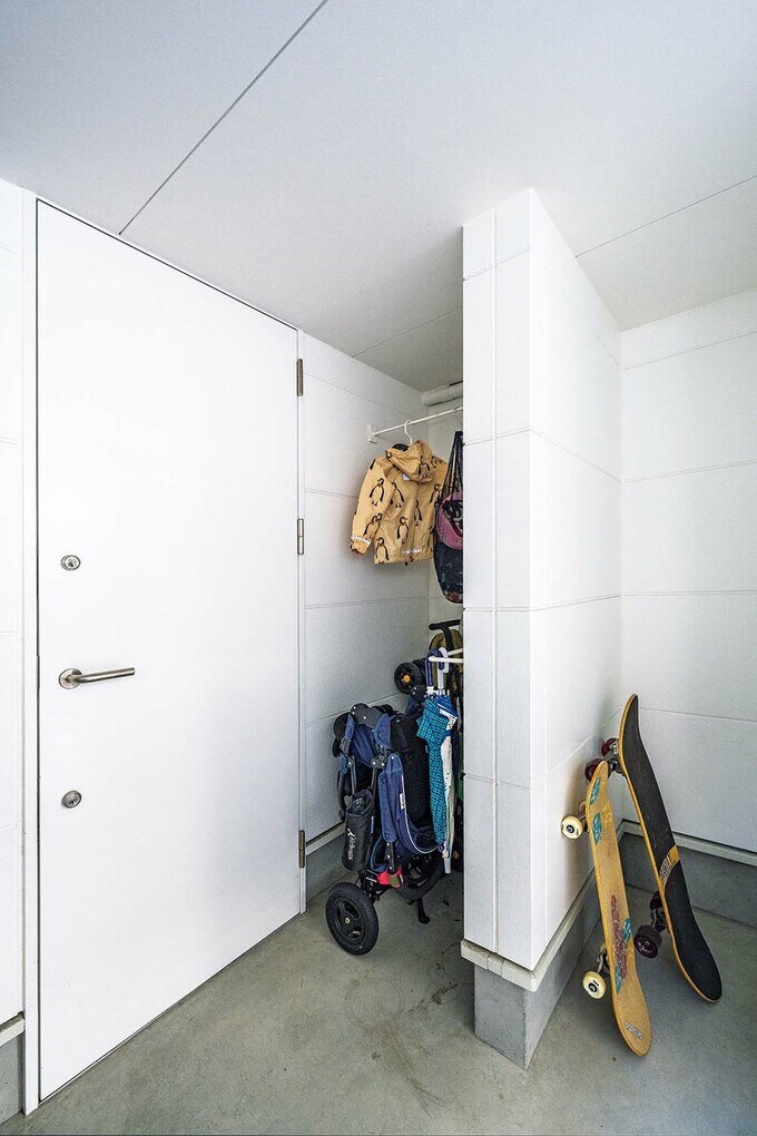 玄関扉の外には、レインコートやベビーカーなどを収納しておけるスペースがあります
