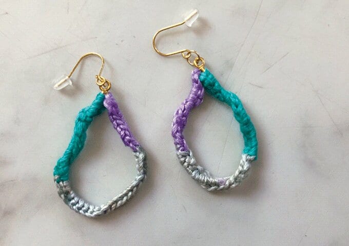 水色、グレー、シルバーの毛糸で作ったピアス