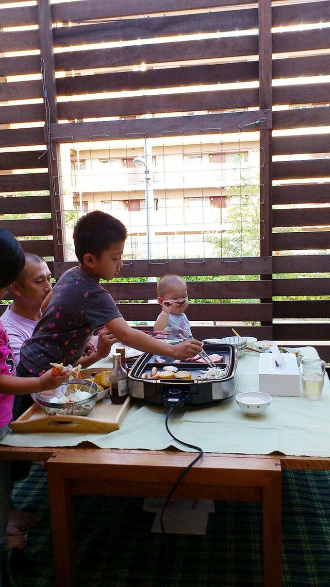 アウトドアリビングでホットプレートを使っての料理を楽しむ