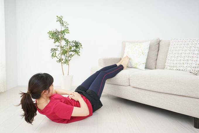ソファで腹筋女性