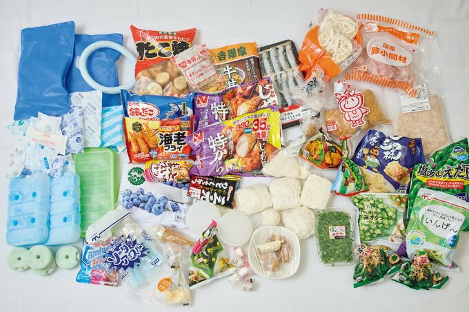 冷凍食品や食材、保冷剤が並べられた状態