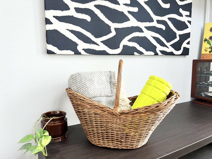 かごの中に収納したブランケットと宅トレグッズ