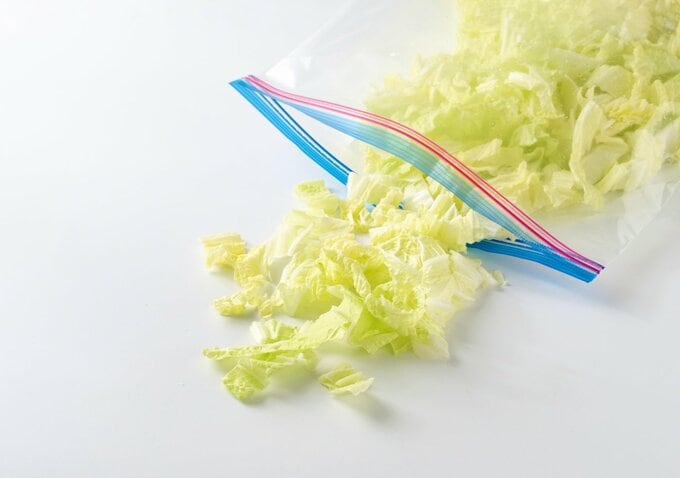 保存袋に入った1.5cm幅に切った白菜