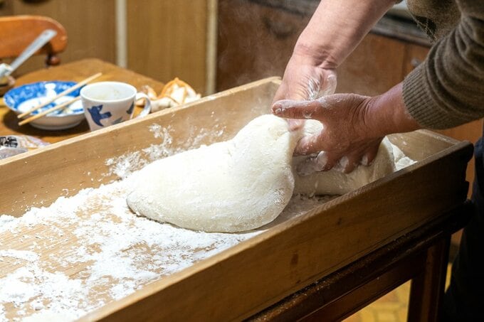 もちをつくっている人