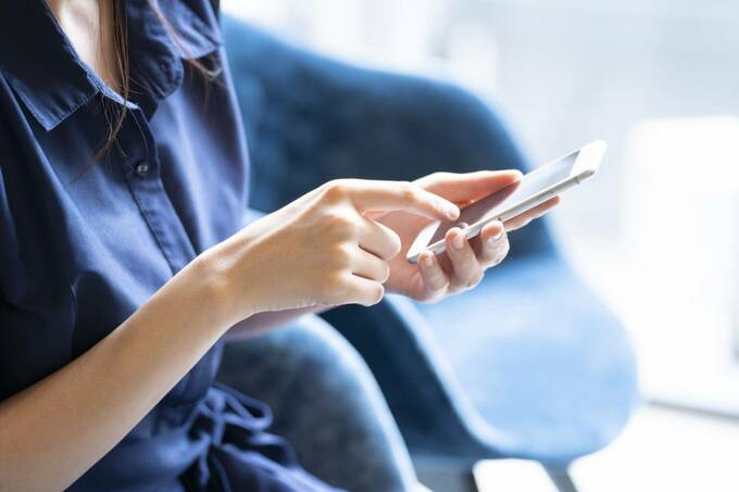 スマホを操作する様子