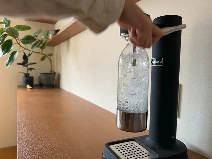 電源は不要。レバーを引くだけで炭酸水が完成