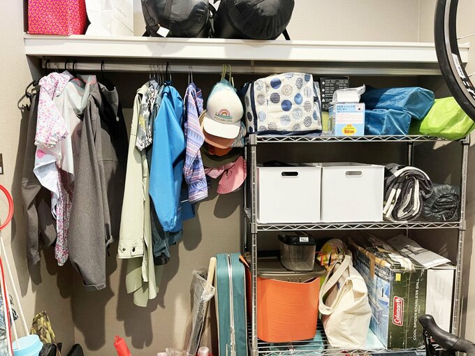 土間収納にある衣類かけ