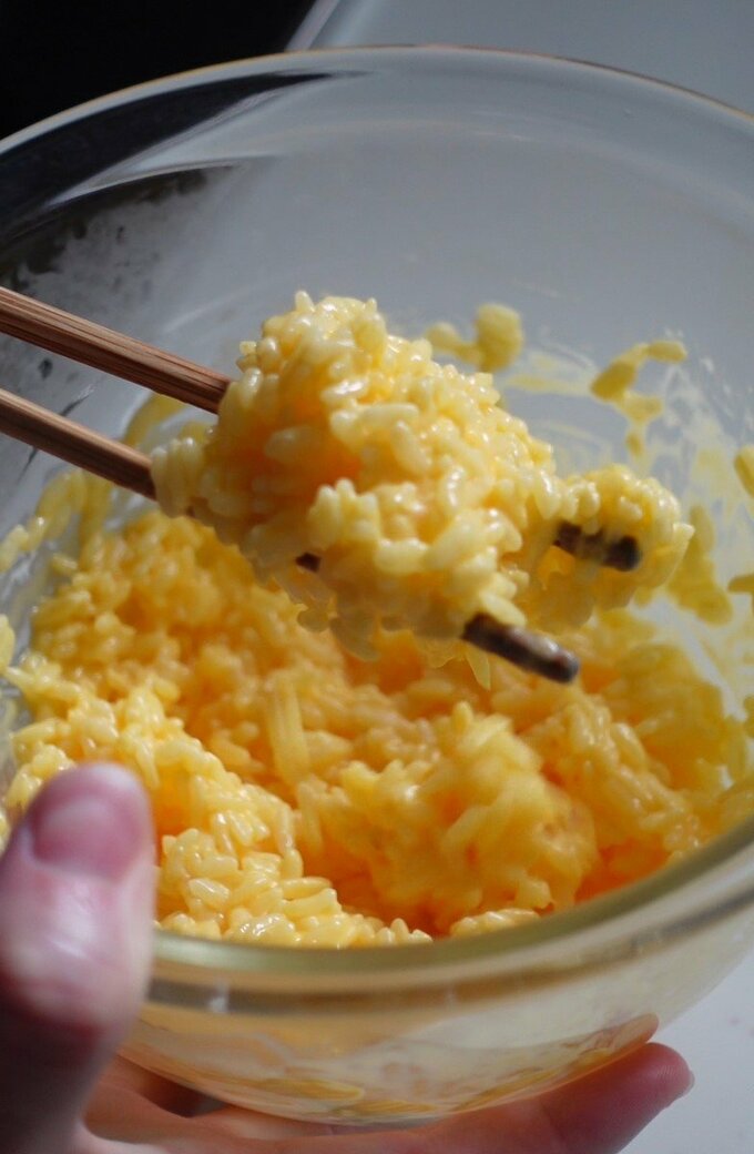 ごはんを加えて白い粒がなくなるまでしっかり混ぜる