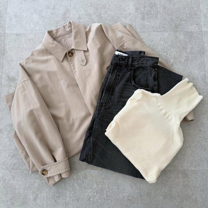 ベージュのトップスと黒のパンツ