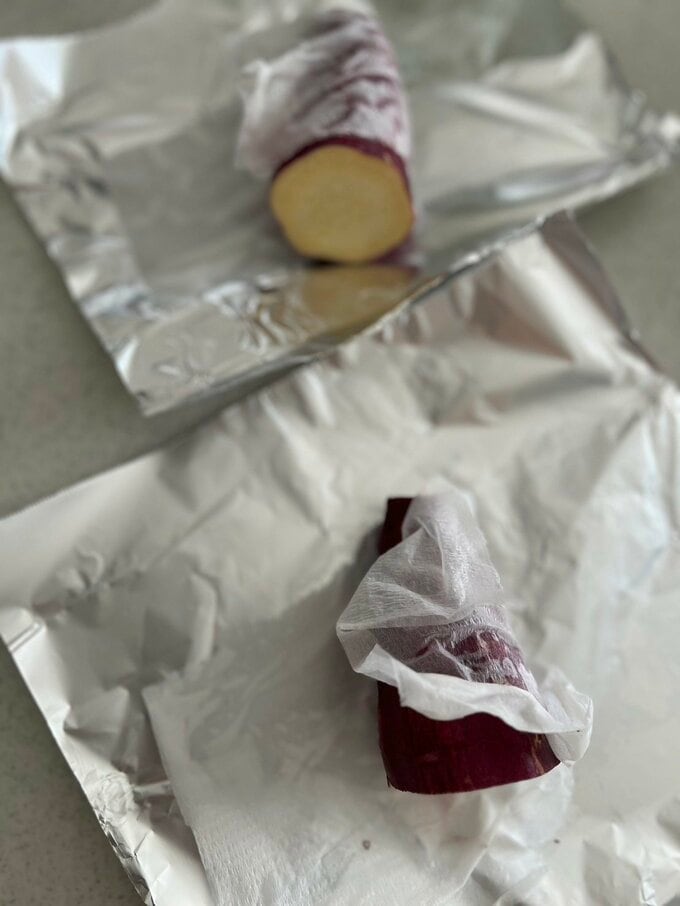 包まれたサツマイモ