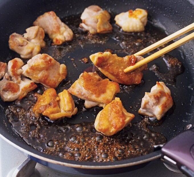 フライパンにチキン