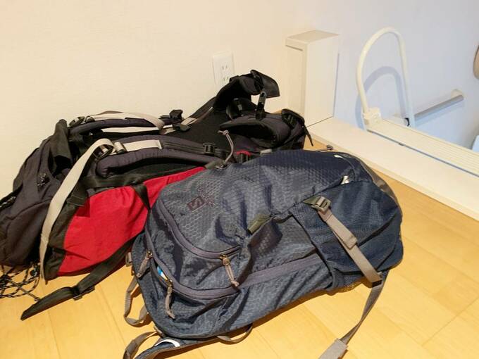 ハシゴの上にリュック