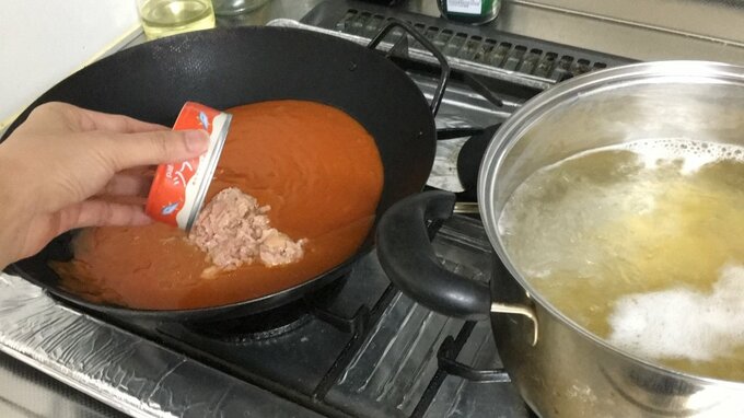 パスタを茹でる