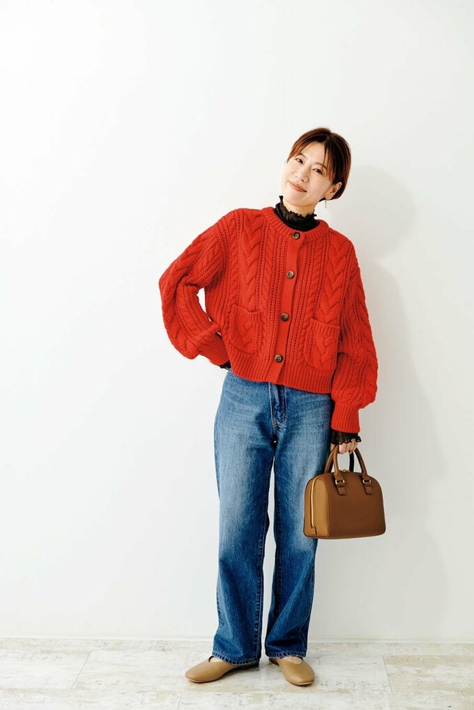 赤いニットを着た女性