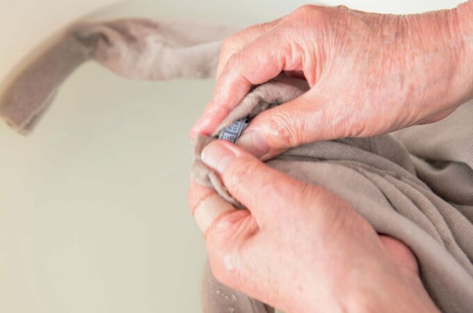 優しくもみ洗いする