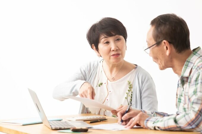 話し合いをする娘と老親