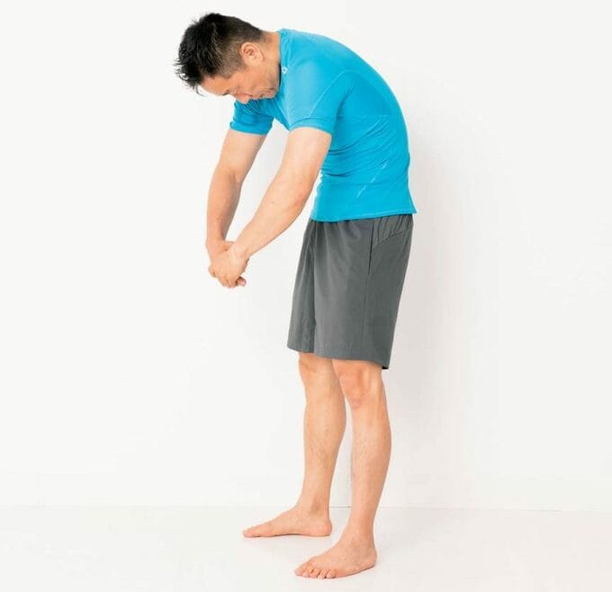 背中を丸めながら体幹を前に曲げる