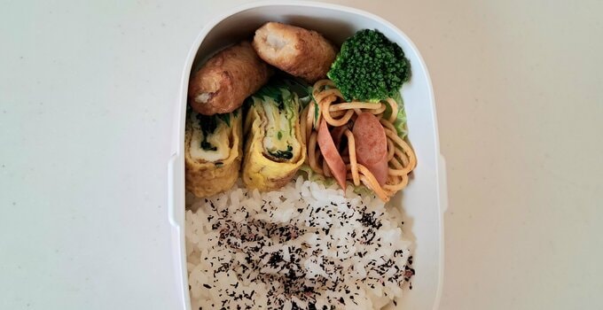 ベーコンほうれん草の卵焼きが入ったお弁当