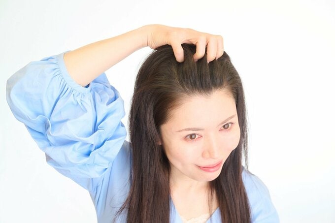 分け目をぼかす女性