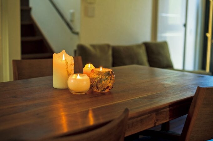 ダイニングテーブルにろうそく