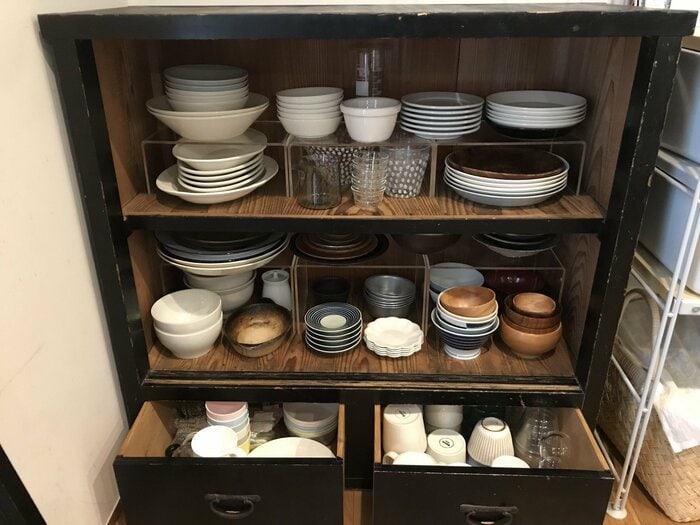 (美品)食器棚 半年しか使ってません ヴィンテージ調マグネット食器棚 ブラックガラス【GREACK-グリック