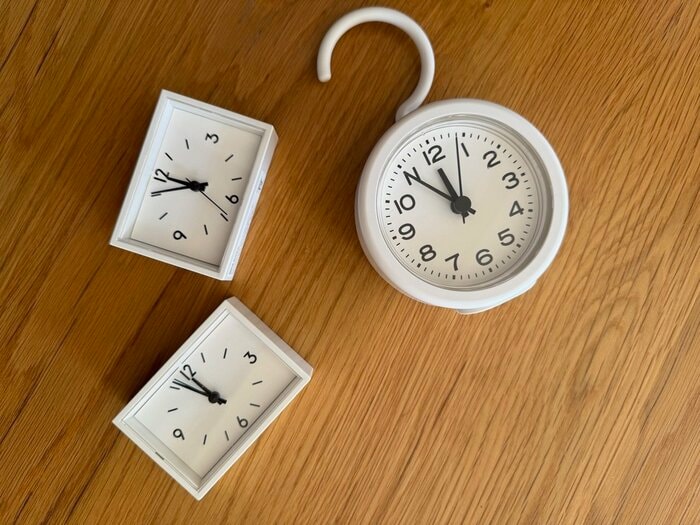 忙しい50代、家のあちこちに「無印良品のミニ時計」を増やすメリット