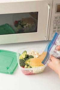 スープの素を凍ったままのせる