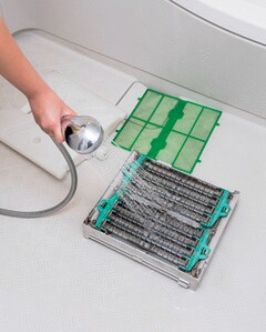 パーツを水洗いする