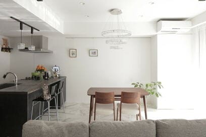 【マンションリノベ事例】収納たっぷり！白と黒を基調にした、ホテルライクな日常が楽しい住まいに