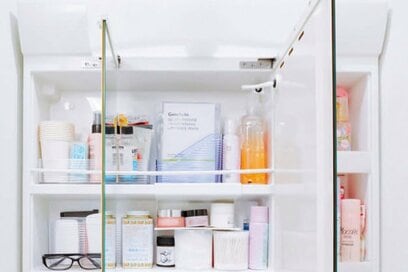 地震に強い「洗面所」収納のコツ。100円ケースを活用して、日頃から使いやすい工夫を