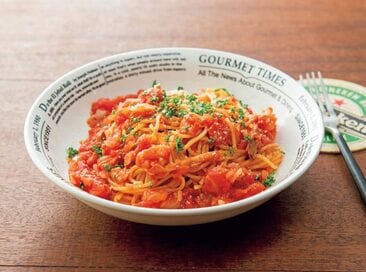 定番トマトパスタが最速で。麺とソースが一緒にレンチンで完成