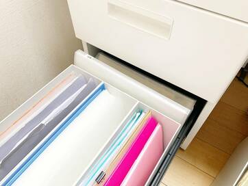 溜まっていく書類。1か所にまとめないのが「すっきり」のコツ