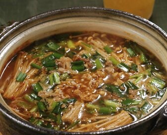 手軽な変わり種「納豆鍋」。こってりみそ味が効いて、ビールが止まらない